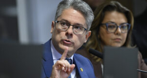 Justiça de SP rejeita ação da família de Moraes contra Alessandro Vieira