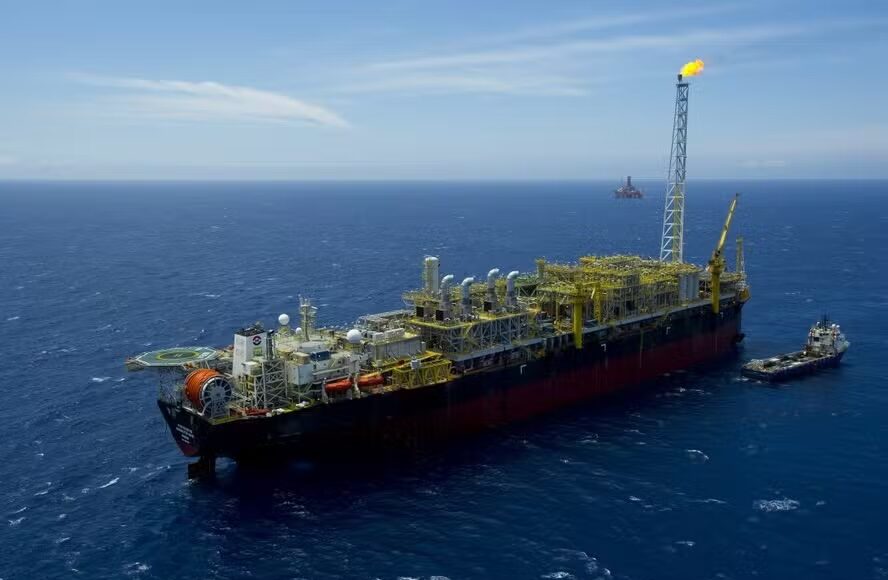 75860444-01-11-2014-plataforma-da-petrobras-em-atuacao-no-campo-de-lula-no-pre-sal-navio-de-produc-2.jpeg