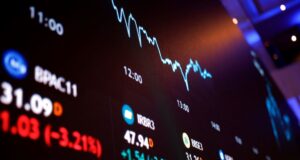 Por que o Ibovespa cai nesta 5ª mesmo com o corte de juros pelo Copom?
