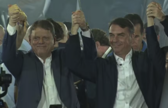 Com Flávio Bolsonaro, Tarcísio oficializa candidatura à reeleição