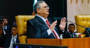 Dino tem muito mais do que a cabeça política