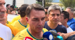 “Tem pouco preso no Brasil”, diz Flávio após reunião com ministro de Bukele