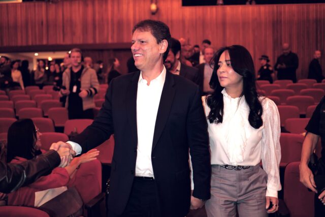 Tarcisio-de-Freitas-e-esposa-scaled.jpeg