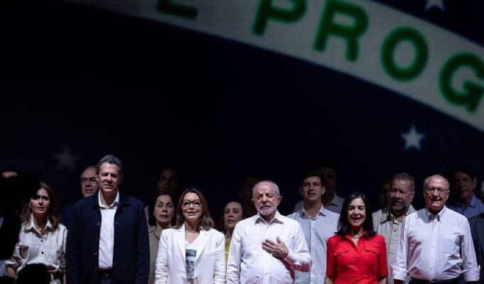 Lula se lança à reeleição, diz que não quer ser presidente do Bolsa Família e promete disputa por emendas
