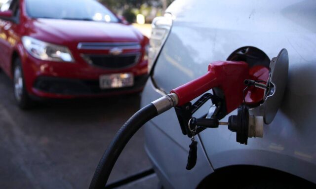 carro-abastecimento-combustivel-posto.jpg