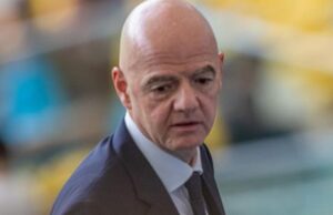 Infantino vive crise inédita e vê clima de eleição antecipada na Fifa
