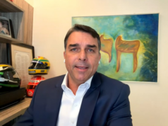 Flávio Bolsonaro aparece filiado ao partido Missão