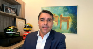 Flávio Bolsonaro aparece filiado ao partido Missão