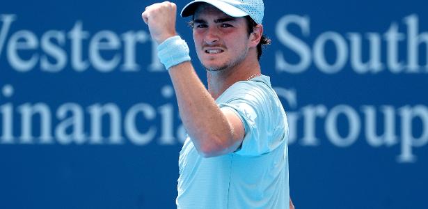 joao-fonseca-celebra-ponto-contra-botic-van-de-zandschulp-na-estreia-em-cincinnati-1786910436029_v2.jpeg