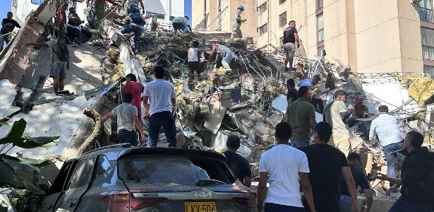 moradores-vasculham-os-escombros-de-um-predio-que-desabou-apos-um-terremoto-em-cali-na-colombia10-de.jpeg