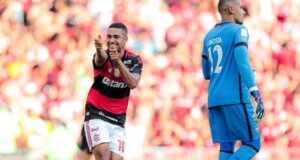 Samuel Lino decide, Flamengo vence o Botafogo e reage na caça ao Palmeiras