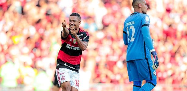 samuel-lino-comemora-gol-do-flamengo-sobre-o-botafogo-no-maracana-1788117872545_v2_615x300.jpg