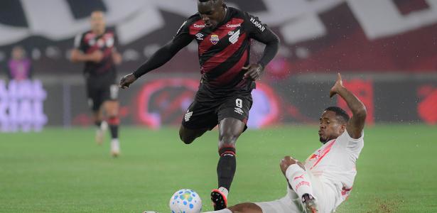 viveros-e-gustavo-marques-disputam-bola-em-athletico-x-bragantino-pelo-brasileirao-1786834096623_v2.jpeg