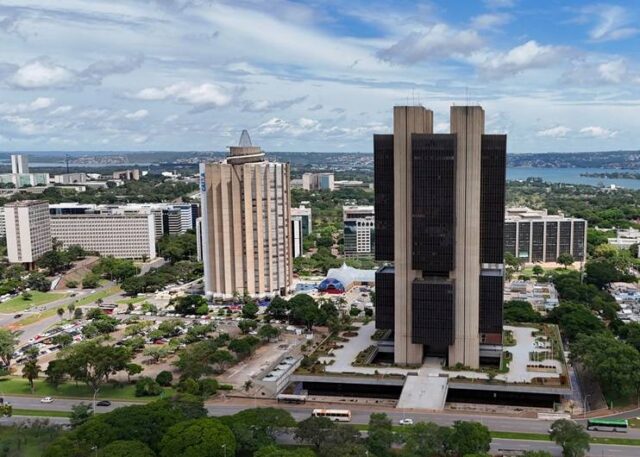 2026-04-23T222149Z_1_LYNXMPEM3M1IN_RTROPTP_4_BRAZIL-ECONOMY-FX.jpg
