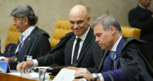 Moraes usa inquérito das fake news para pedir investigação contra André Mendonça