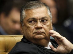 Sem citar Fachin, Dino questiona “promessa” de fim de inquérito