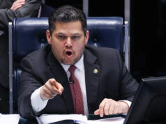 Alcolumbre defende Moraes e cobra Flávio sobre Master