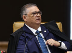 A extraordinária cara de pau de Dino