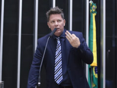 Dino proíbe Mario Frias de deixar o país e falar com outros investigados