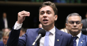 PSOL pede cassação de Nikolas após mensagens para Vorcaro
