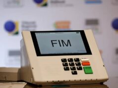 A um mês para a eleição, é melhor investir agora ou esperar? Especialistas respondem